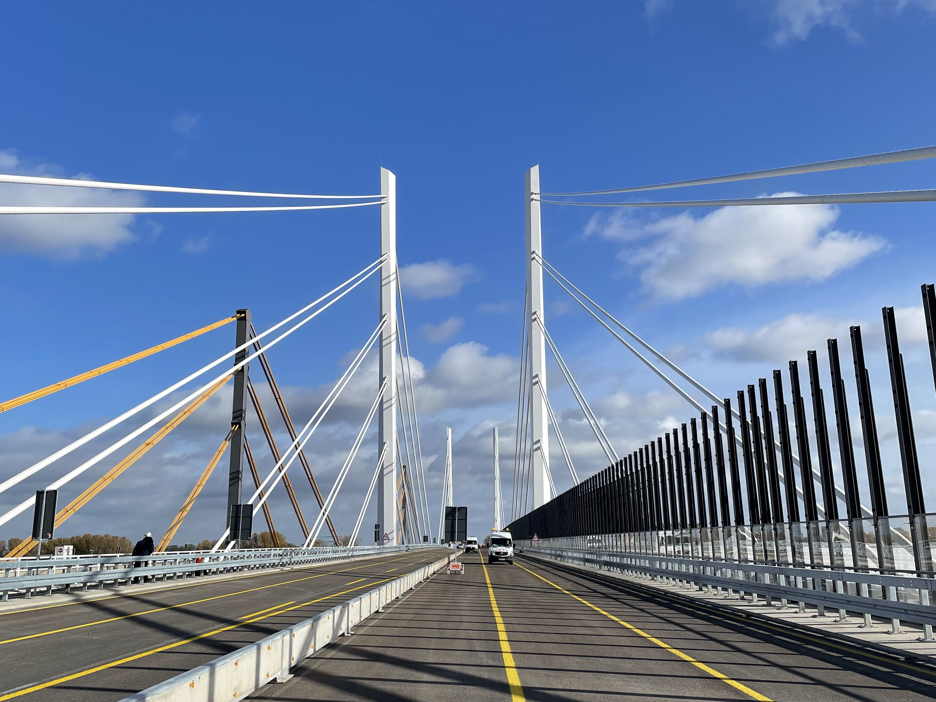 Blick des Autofahrers beim Überfahren der neuen Rheinbrücke Duisburg-Neuenkamp