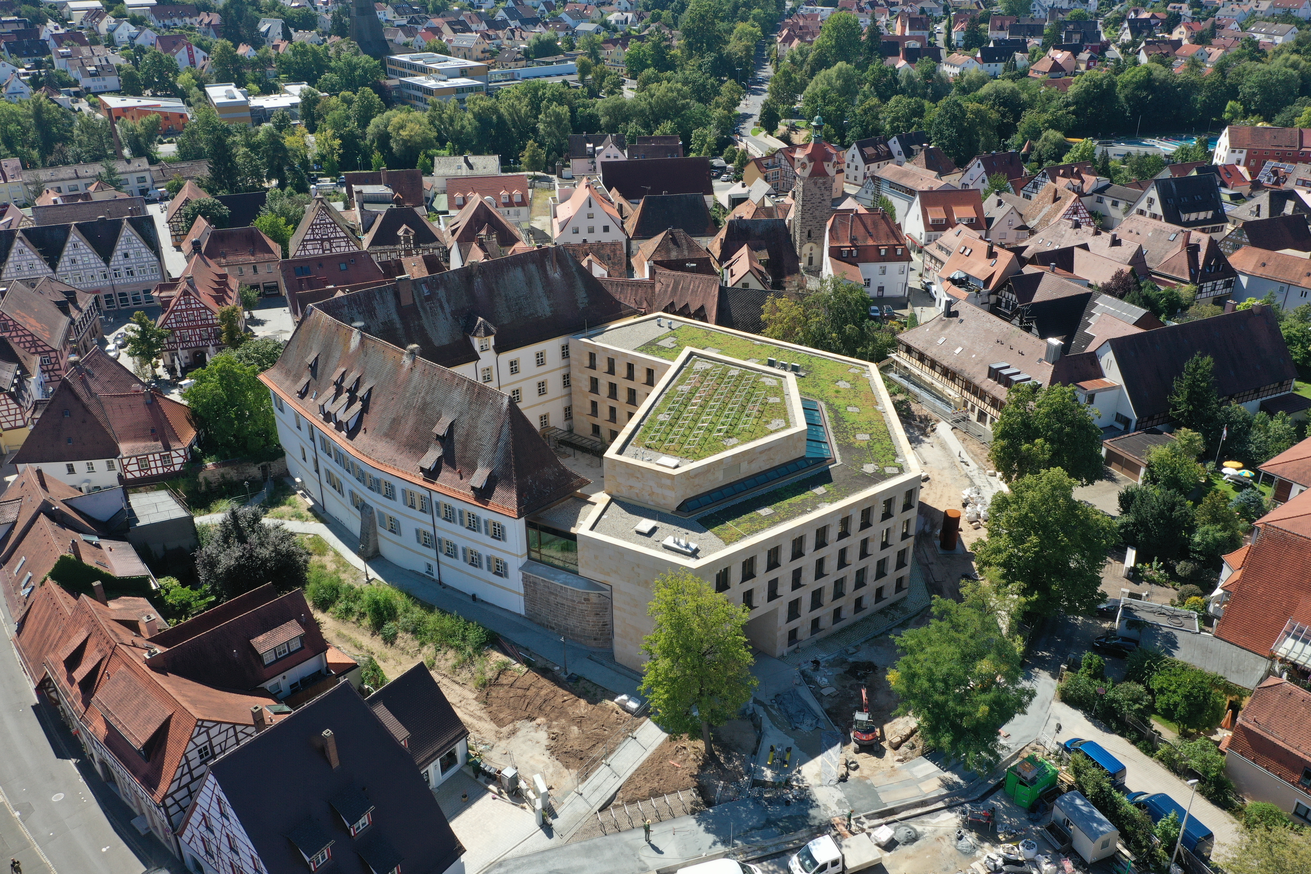 Luftbild vom Rathaus und Schloss in Herzogenaurach